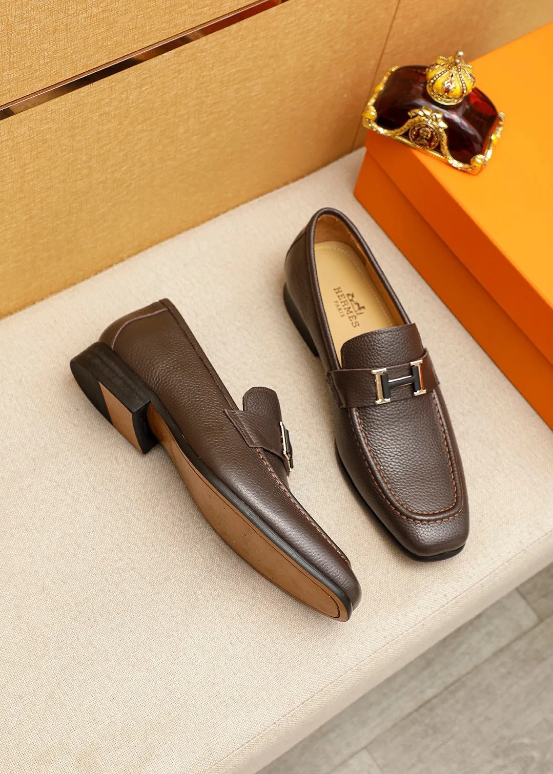 Men's shoes 💰460 💐 Product trademark: HERMES "Hermès" casual leather shoes Regular size: 38-44 (45.46🉑️customized) Product materials: Selected imported first-layer pebbled calfskin upper + luxury hardware buckle, imported water-dyed 🐂 cowhide lining. Strong three-dimensional visual effect, combined outsole Color: 2⃣️seed leather materials optional